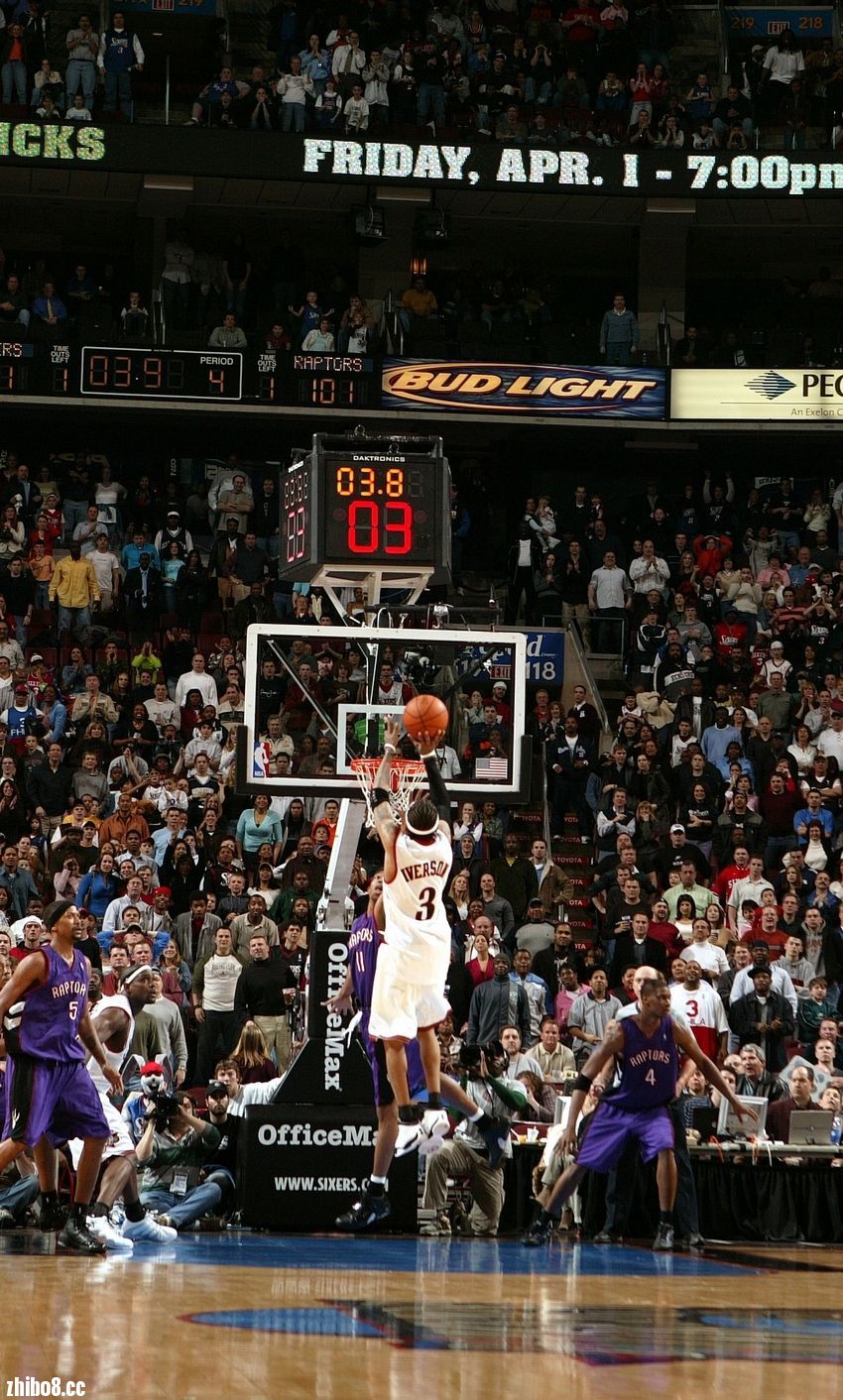 精彩一瞬间！球员投篮绝杀引发观众欢呼的简单介绍