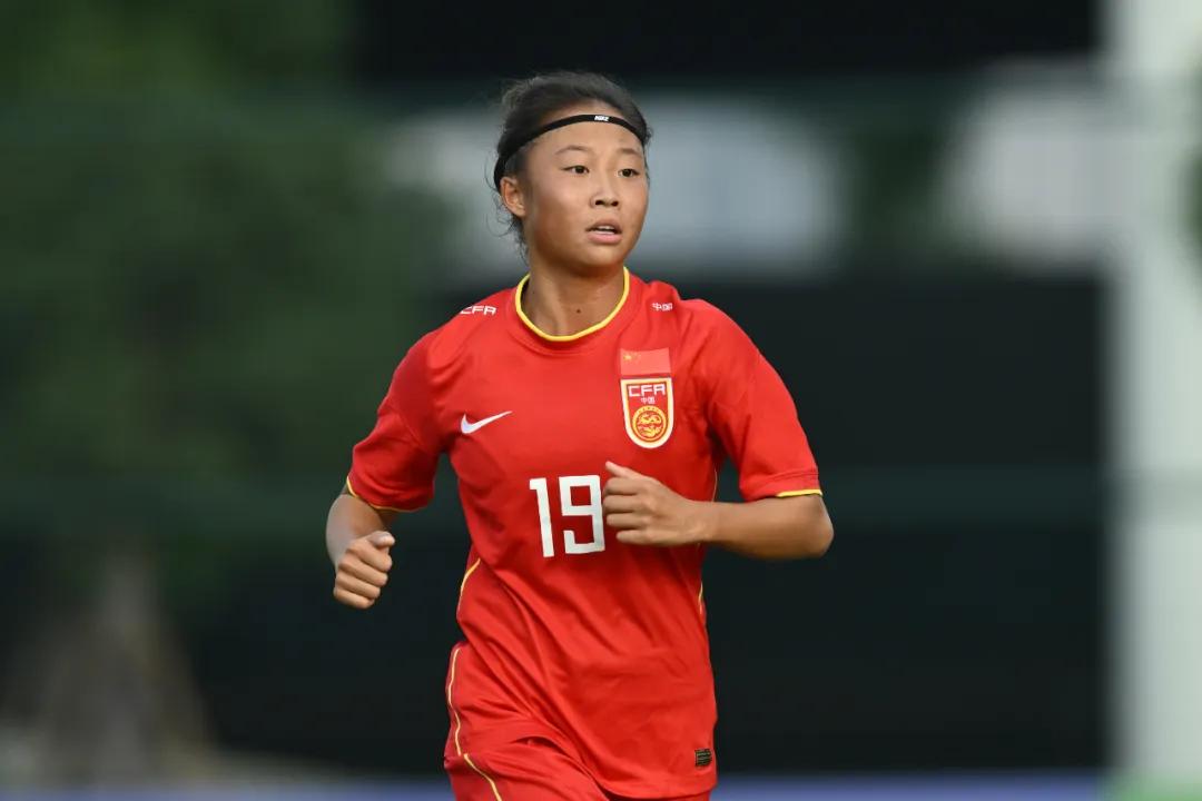 包含前国脚现身中国女足教练组，充实队伍力量的词条