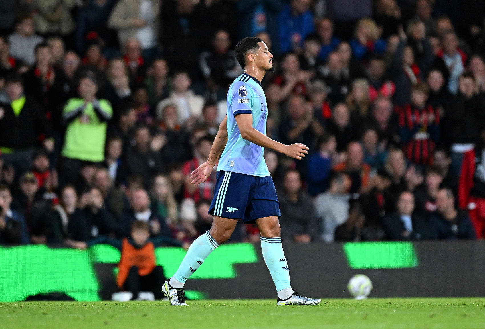 关于阿森纳后防连续失误，主帅面临压力的信息