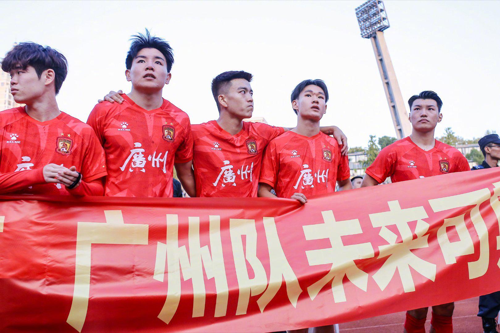 关于广州队实现历史性胜利，引发球迷狂热的信息