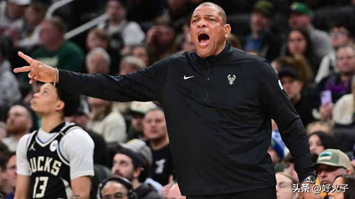 雄鹿主帅因伤离场,助教代替指挥 雄鹿主帅因伤离场,助教代替指挥