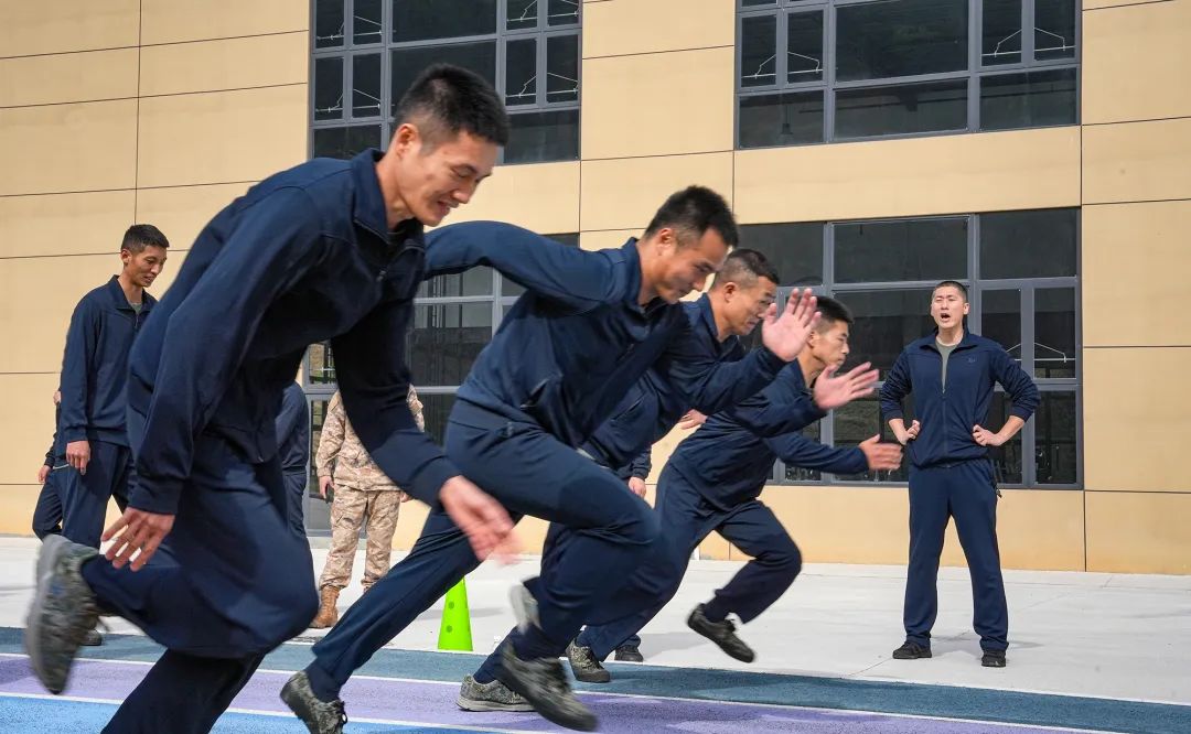 运动员们在培训营中刻苦训练,备战比赛 运动员们在培训营中刻苦训练,备战比赛