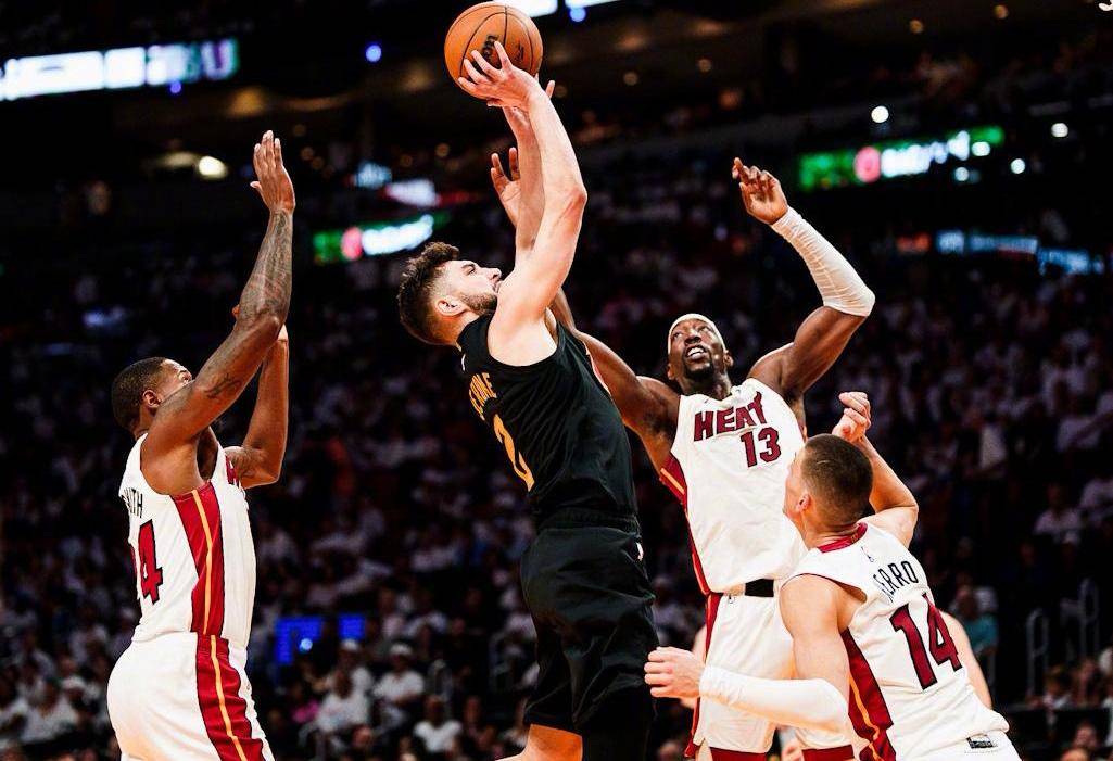 开云APP-包含热火主场大胜老鹰，终结两连败稳固东部前列的词条