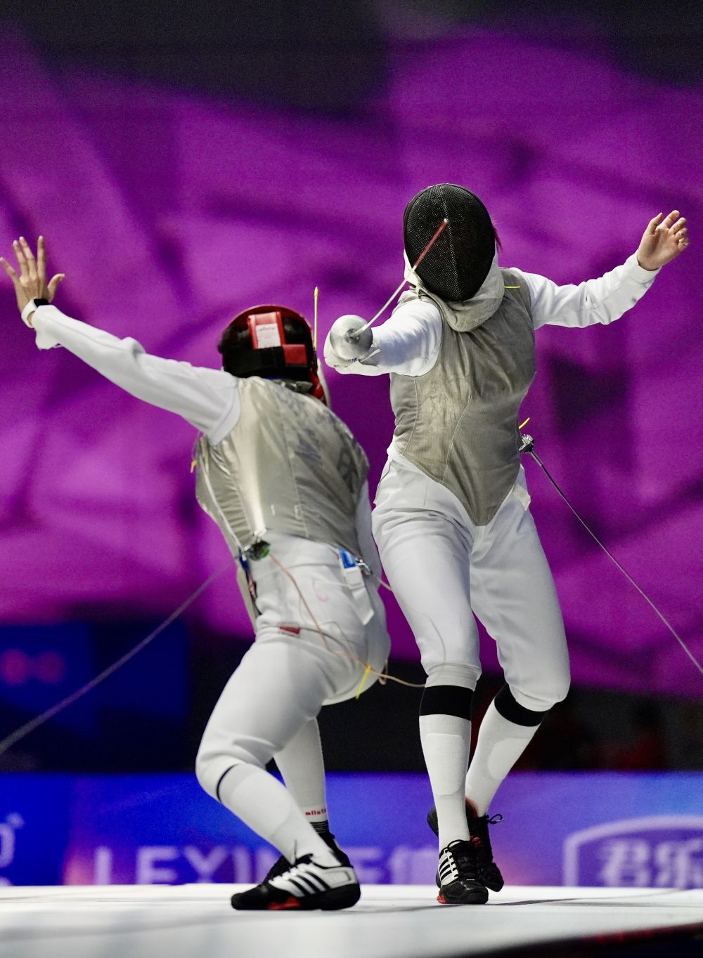 亚洲击剑选手力压群雄,夺得女子团体金牌 亚洲击剑选手力压群雄,夺得女子团体金牌
