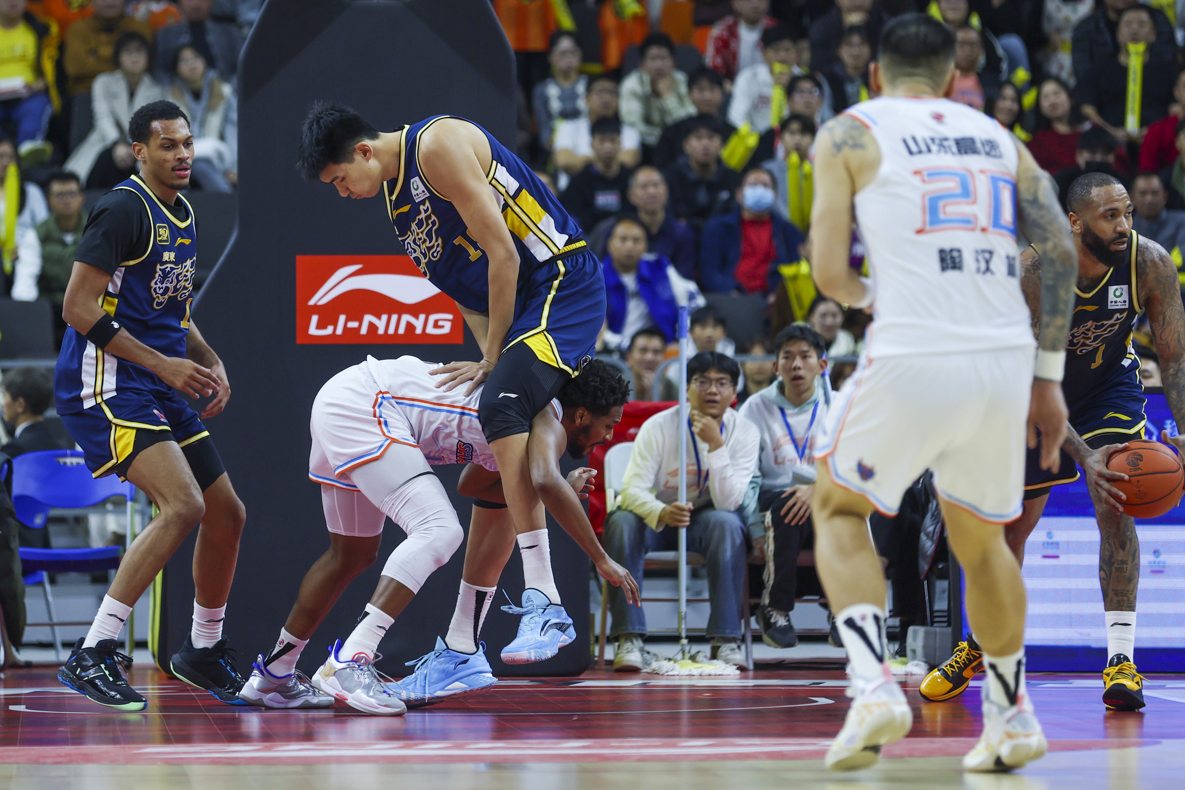 体育领域内的一场激烈篮球比赛备受关注 体育领域内的一场激烈篮球比赛备受关注