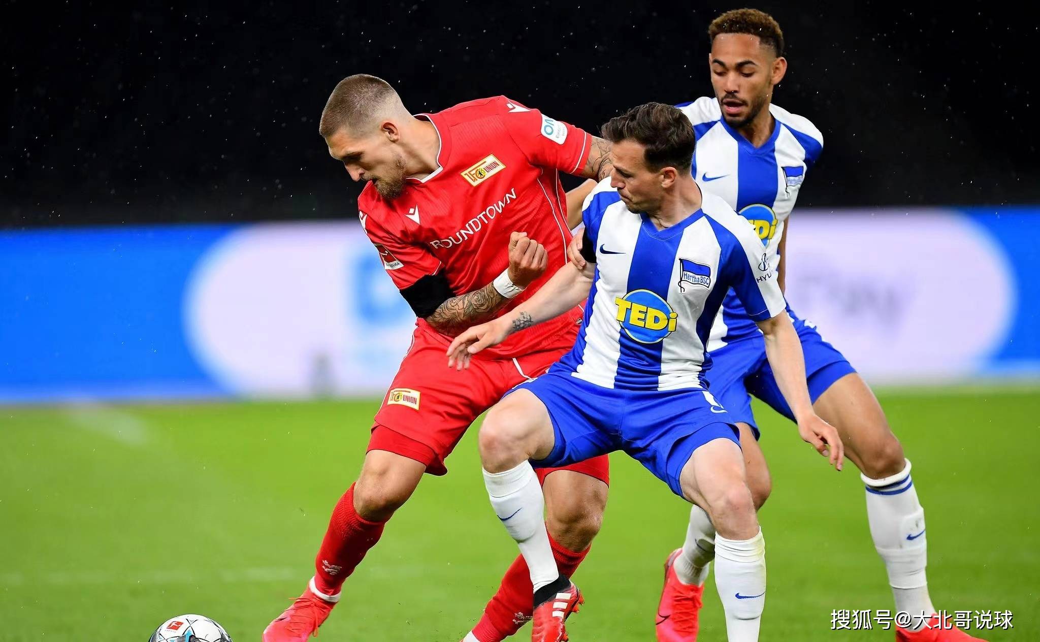 关于足球场上半场比赛颇具看点,球员实力备受关注的信息 关于足球场上半场比赛颇具看点,球员实力备受关注的信息