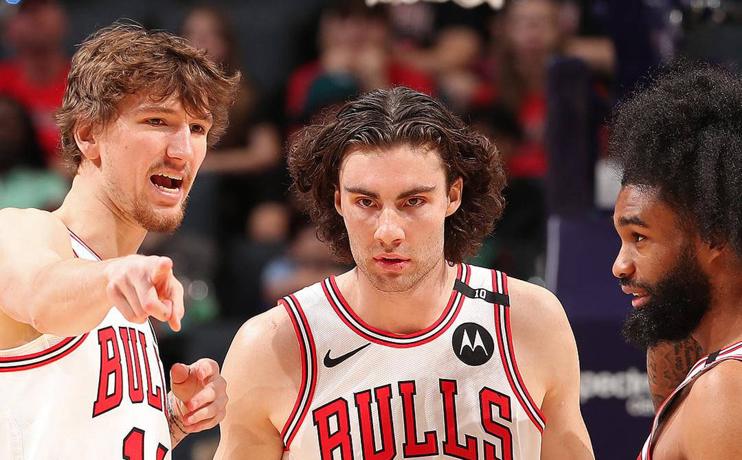 包含公牛队新赛季首场胜利引发全队庆祝的词条