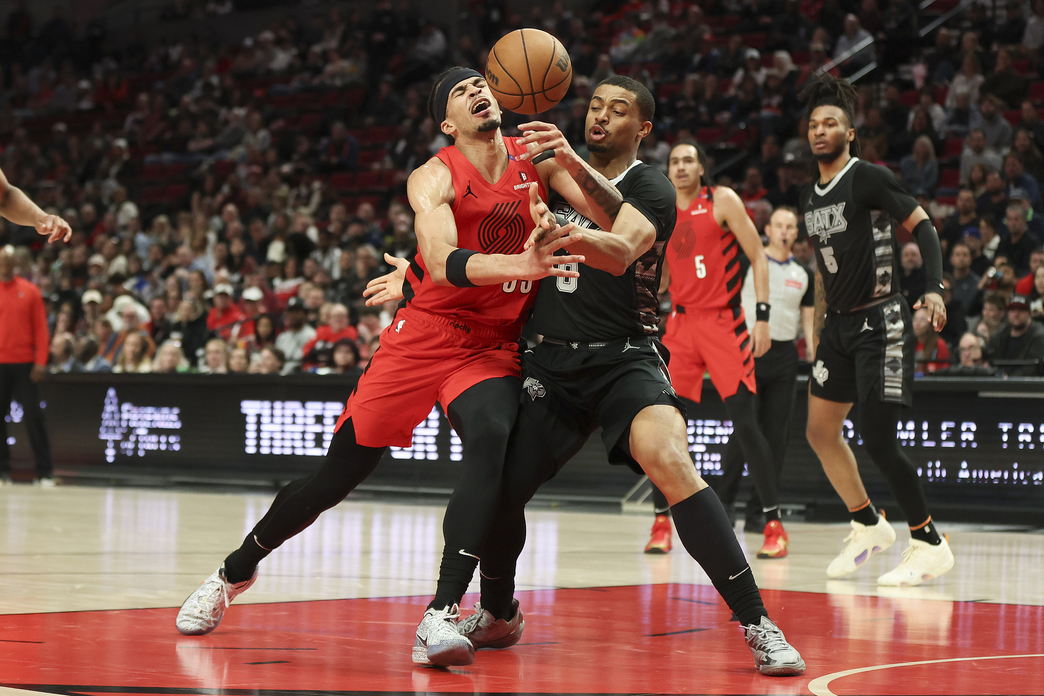 猛龙大胜马刺晋级，战胜76人的简单介绍