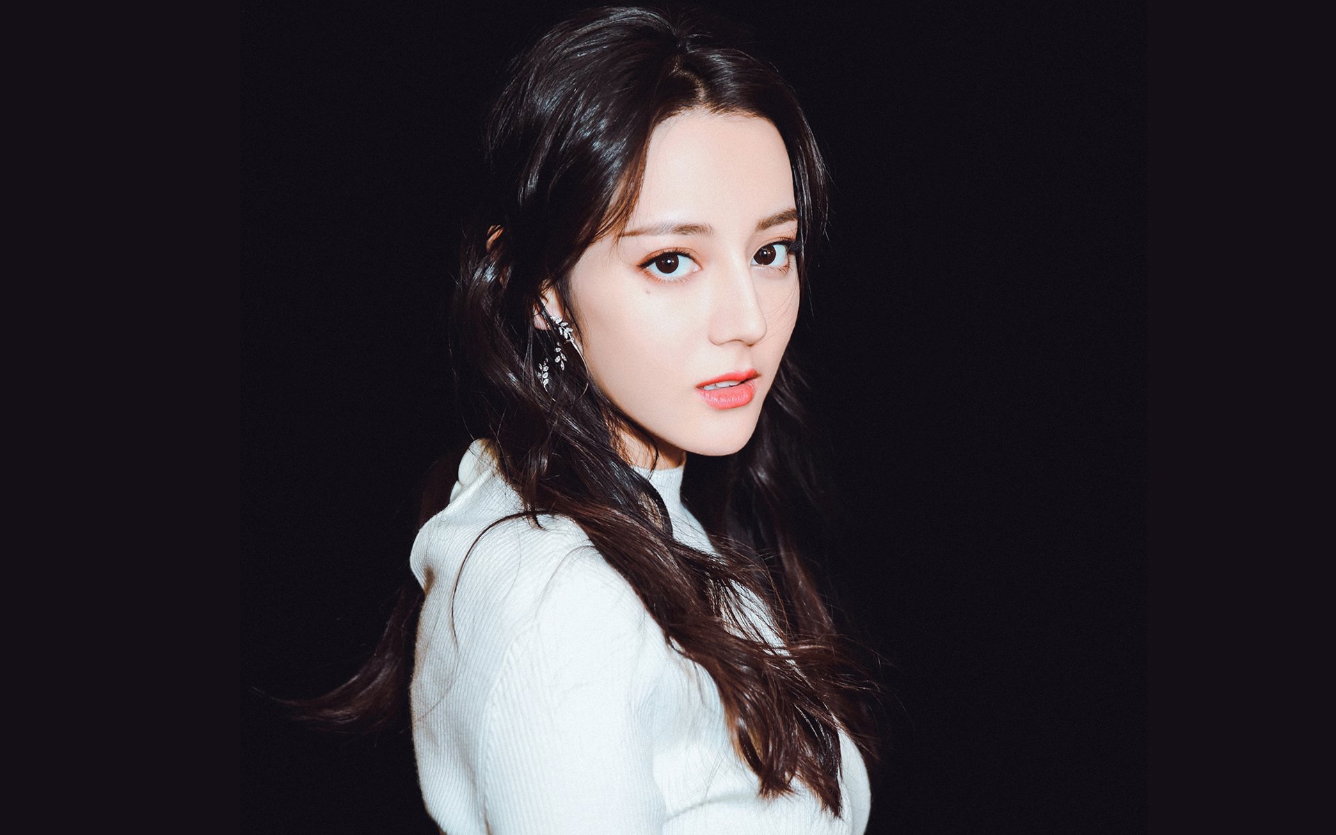 开云体育官方网站-赛道轰鸣，利拉德引擎全开，黄蜂战术风暴全面压制雷霆